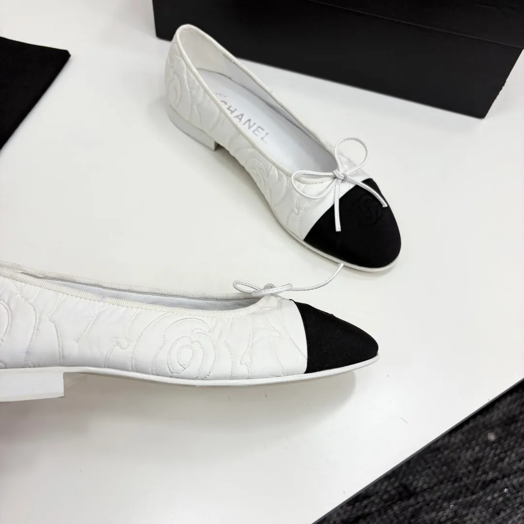 👟👟Ex-factory price 540👟👟 25Fw early spring latest color Chanel Xiaoxiang bow ballet flat shoes Believe me, this is a pair of ballet shoes that can take you to good places🩰 Upper: original lace mesh inner lining: no lining Sole: Italian genuine leather outsole Size: 34-41 regular size (34.40.41 customization is not returnable)